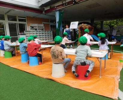 お外でお絵描きを楽しんでいます